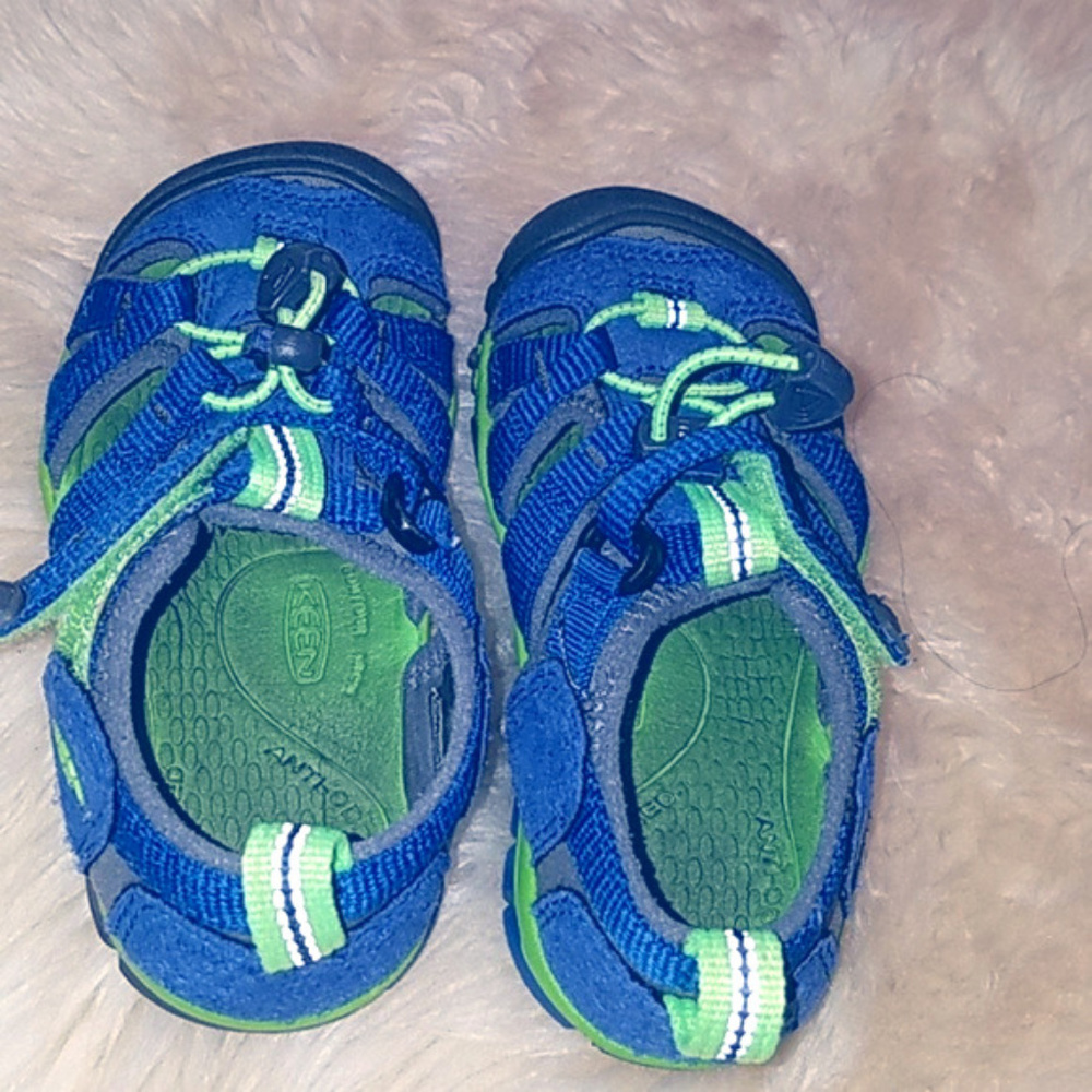 Boys Keen Water Shoes size 9